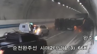 30 aracın birbirine girdiği zincirleme kaza anı kameralara böyle yansıdı!