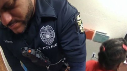 6 yaşındaki kız çocuğu ters kelepçe takılarak gözaltına alındı: 'Bana bir şans daha verin'