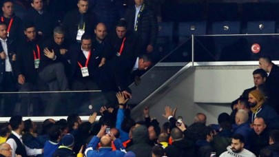 Ali Koç taraftarın üstüne yürüdü: 'Satmayın beni!'