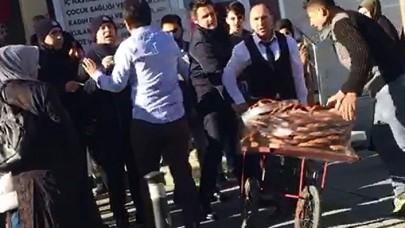 Arnavutköy'de zabıtaya kızan esnaf bütün simitleri satın aldı