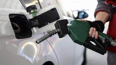 Benzine gece yarısından itibaren indirim