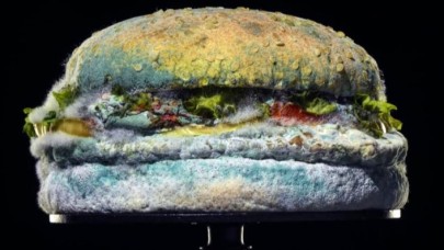 Burger King'in küflü Whopper reklamı ilgi çekti