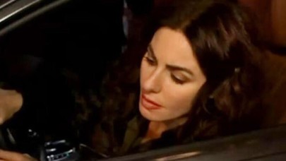 Cem Yılmaz sorularından kaçan Defne Samyeli,  kameramanın ayağını ezdi!