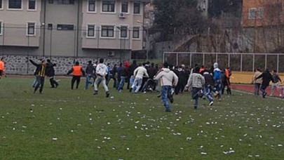Çorluspor ve Saray Belediyespor maçında saha ringe döndü: Futbolcular tekme-tokat birbirine girdi 