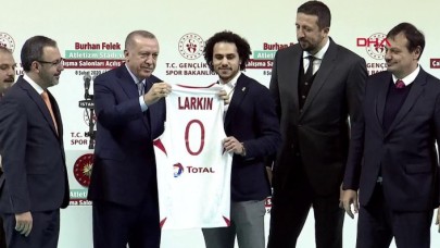Cumhurbaşkanı Erdoğan Larkin'e Hem Forma,  Hem de Müjde Verdi