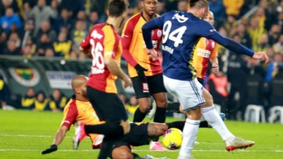 Derbide olay: Saha karıştı,  kırmızılar çıktı