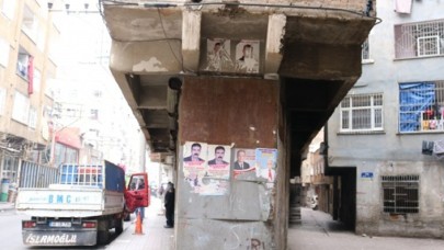 Garip Bina Görenleri Şaşkına Çeviriyor: Depremden Hiç Hasar Almadı!