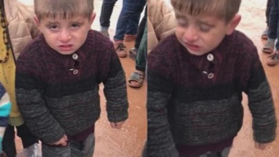 İdlib'de yürek yakan görüntü: Titreye titreye bekledi