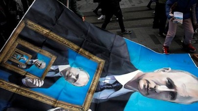 İstiklal Caddesi'nde Rus sanatçının asmaya çalıştığı Putin posterleri ortalığı karıştırdı!