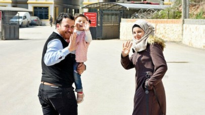 Küçük kızı korkmasın diye bomba seslerini oyuna dönüştüren Suriyeli artık Türkiye'de