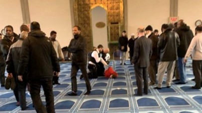 Londra'da camide bıçaklı saldırı