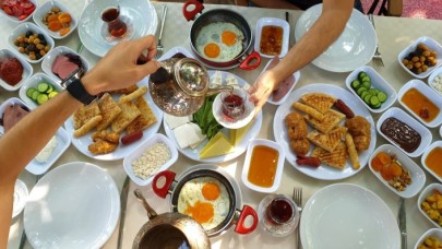 Serpme kahvaltıda israf 100 milyar lirayı buldu!