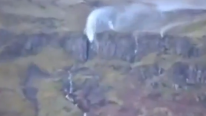 Şiddetli rüzgar nedeniyle şelale ters aktı: Görenler hayrete düştü!