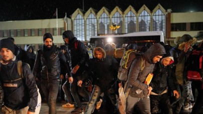 Trenle sınır bölgesine gelen mülteciler 'Avrupa' sloganı atarak gardan çıktı!