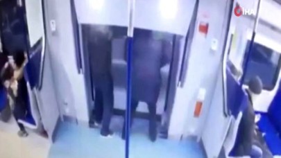 Yanlış metroya bindi: Kendini dışarı attı!