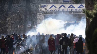 Yunan polisi göçmenleri biber gazı ve ses bombasıyla karşıladı!