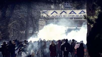 Yunanistan'a geçmek isteyen mültecilere gaz bombasıyla müdahale edildi!