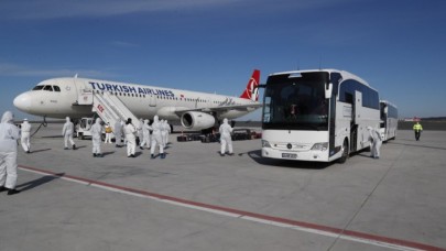 Avrupa'dan gelen Türkleri taşıyan ilk uçak İstanbul'a iniş yaptı