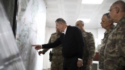 Bakan Akar ve komutanlar sınırın sıfır noktasında