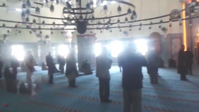 Camide olay: Namaz kılmak istediler,  hocanın üstüne yürüdüler