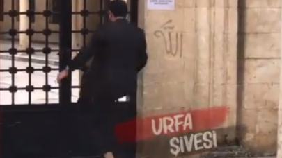 Caminin kapalı olmasına sinirlenen vatandaş caminin kapısını kırmaya çalıştı!