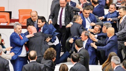 CHP'li Engin Özkoç'a yumruk atan AKP'li vekilin eli kırıldı