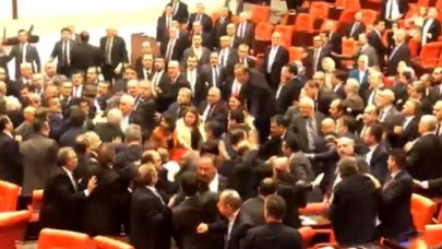 CHP'li Engin Özkoç'u tekme tokat döven vekilin o isim olduğu iddia edildi!