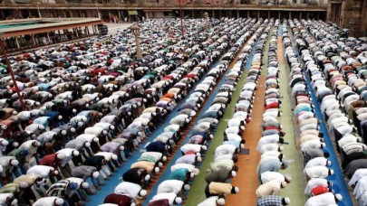 Cuma namazı bugün kılınacak mı? Cuma namazı iptal edilecek mi?