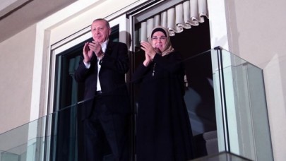 Cumhurbaşkanı Erdoğan sağlık çalışanlarına alkışlarıyla destek verdi!