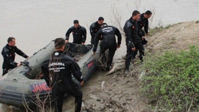 Eğitim yapan jandarma botu devrildi: Bir asker kayıp