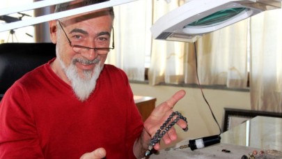 Elinde tuttuğu o tespihin öyle bir özelliği var ki: Dünyada eşi benzeri yok!