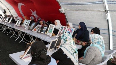 Evlat nöbeti tutan iki aile daha çocuğuna kavuştu