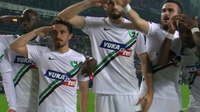 Fenerbahçeli taraftar asker selamı yapan futbolcuya çakmak fırlattı