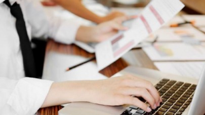 Çalışan eşlerden biri izinli sayılacak!