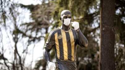 Heykeline maske ve eldiven takılan Alex'ten taraftara cevap!