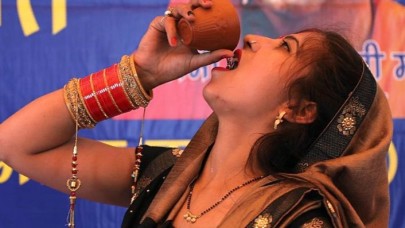 Hindistan'da mide bulandıran görüntü: Koronavirüsten korunmak için yaptıklarına inanamayacaksınız!