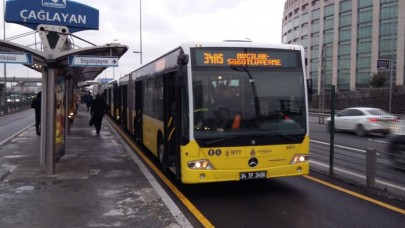İBB,  koronavirüs sebebiyle metrobüs duraklarında yeni hizmet başlattı!