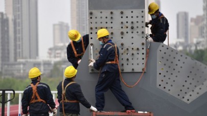 İşçilerini çalıştırmaya devam eden patronların koronavirüs önlemi pes dedirtti!