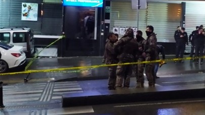 İstanbul'da dehşet anları: Mekana kurşun yağdırdı,  sokağa çıkanları da vurdu!