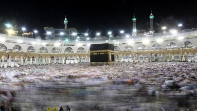 Kabe'nin etrafındaki tavaf alanı kapatılıyor