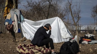 Kapıların açılmasını bekleyen sınırdaki mültecilerden haber geldi!