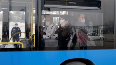 Karantinadan kaçmaya çalışırken polisin yüzüne tükürdü: Ben hastaysam sende hasta ol