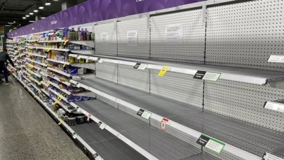 Koronavirüs nedeniyle tükenen tuvalet kağıdına karşılık fazladan gazete sayfası basıldı