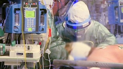 Koronavirüsten ölen kocasının cesediyle 2 gün aynı evde yaşadı!