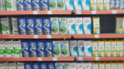 Marketteki sütleri içip yeniden rafa koyan çocuk yakalandı