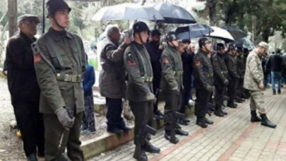 Osmaniye şehidini uğurlarken yürek yakan fotoğraf...