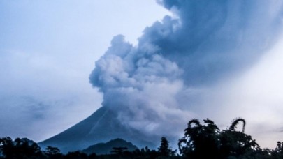 Şimdi de yanardağ patladı: Kül bulutu 5 kilometre yüksekliğe ulaştı!