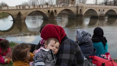 Sınıra dayanan mültecilere İsveç Demokratları'ndan el ilanı: Bize gelmeyin