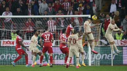 Sivasspor Galatasaray maçında nefes kesen düello