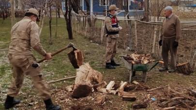 Sokağa çıkamadığı için yardım çağıran yaşlı adam odun kırdırdı!